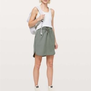 LULULEMON On The Fly Skirt WOMENS SZ 4 Gray Sage Green Drawstring
